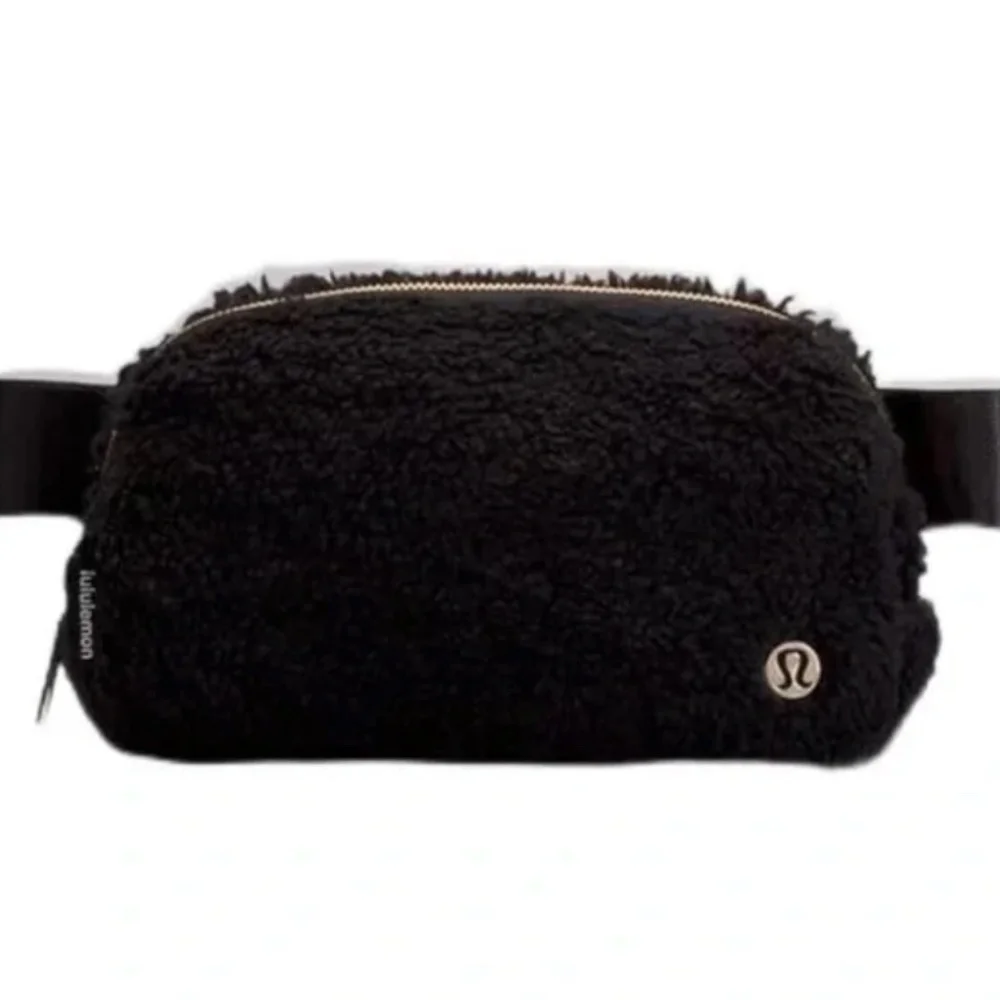 Lululemon Everywhere Belt Bag Black Fleece - Picture 5 of 9